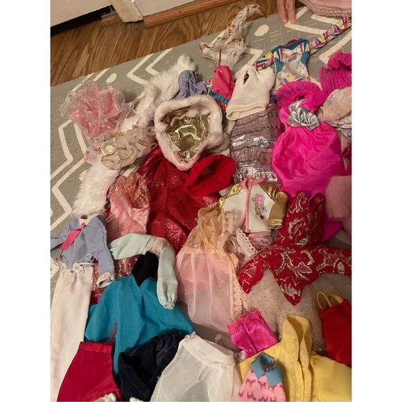 Vintage Barbies & Vintage Clothes & Vintage Accessories Big Lot - Picture 2 of 16